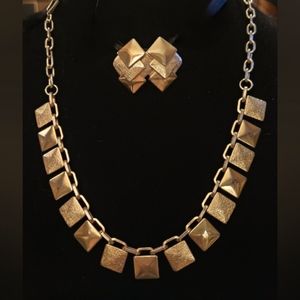 GOLD CHOKER WITH MATCHING EARRINGS